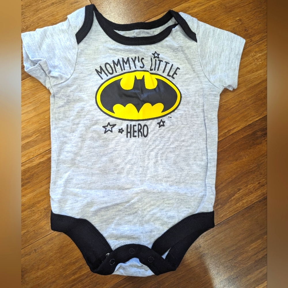 Batman onesie. Excellent used condition. 3-6 months.